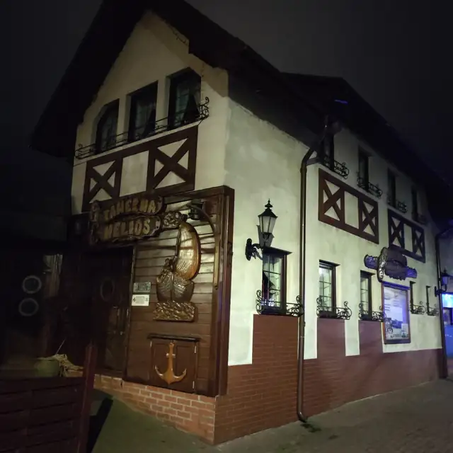 Tawerna wieczorem, oświetlona fasada z muru pruskiego